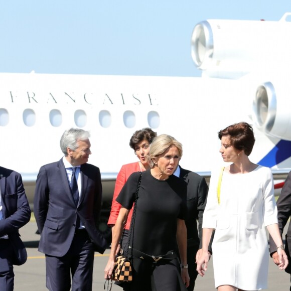 Semi-exclusif - Les deux premières dames, la femme du président français Brigitte Macron (Trogneux), la compagne du Premier ministre belge Amélie Derbaudrenghien - Le président de la république française et sa femme la première dame arrivent à l'aéroport militaire de Melsbroek, à Steenokkerzeel, le 25 mai 2017, pour le sommet de l'OTAN. © Sébastien Valiela/Bestimage