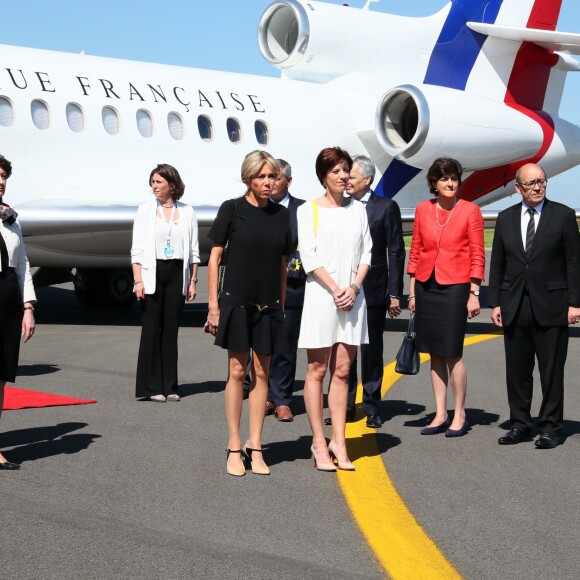 Semi-exclusif - Les deux premières dames, la femme du président français Brigitte Macron (Trogneux), la compagne du Premier ministre belge Amélie Derbaudrenghien, Sylvie Goulard, ministre des Armées et Jean-Yves Le Drian, ministre de l'Europe et des Affaires Etrangères - Le président de la république française et sa femme la première dame arrivent à l'aéroport militaire de Melsbroek, à Steenokkerzeel, le 25 mai 2017, pour le sommet de l'OTAN. © Sébastien Valiela/Bestimage