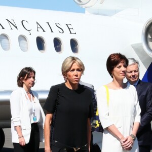 Semi-exclusif - Les deux premières dames, la femme du président français Brigitte Macron (Trogneux), la compagne du Premier ministre belge Amélie Derbaudrenghien, Sylvie Goulard, ministre des Armées et Jean-Yves Le Drian, ministre de l'Europe et des Affaires Etrangères - Le président de la république française et sa femme la première dame arrivent à l'aéroport militaire de Melsbroek, à Steenokkerzeel, le 25 mai 2017, pour le sommet de l'OTAN. © Sébastien Valiela/Bestimage