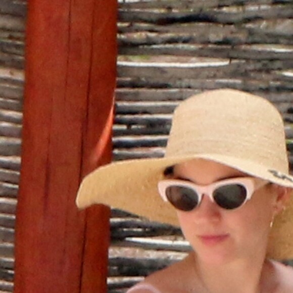 Exclusif - Katy Perry profite d'une belle journée ensoleillée sur une plage à Cabo San Lucas au Mexique. Katy danse, plaisante et s'amuse avec ses amies! le 11 mai 2017