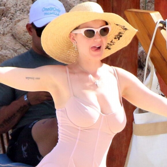 Exclusif - Katy Perry profite d'une belle journée ensoleillée sur une plage à Cabo San Lucas au Mexique. Katy danse, plaisante et s'amuse avec ses amies! le 11 mai 2017