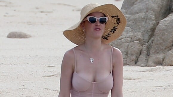 Katy Perry torride en bikini à la plage, elle se lâche et s'exhibe