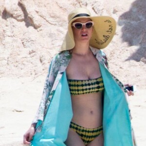 Exclusif - Katy Perry profite d'une belle journée ensoleillée sur une plage à Cabo San Lucas au Mexique. Katy danse, plaisante et s'amuse avec ses amies! le 8 mai 2017