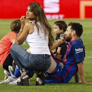 Lionel Messi, sa femme Antonella Roccuzzo et leurs fils Thiago et Mateo après la victoire du FC Barcelone contre le Deportivo Alavés, à Madrid, le 27 mai 2017.