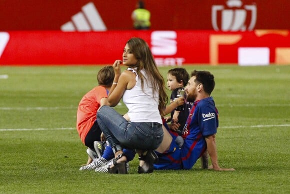Lionel Messi, sa femme Antonella Roccuzzo et leurs fils Thiago et Mateo après la victoire du FC Barcelone contre le Deportivo Alavés, à Madrid, le 27 mai 2017.