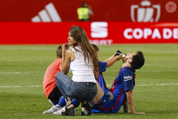 Lionel Messi, sa femme Antonella Roccuzzo et leurs fils Thiago et Mateo après la victoire du FC Barcelone contre le Deportivo Alavés, à Madrid, le 27 mai 2017.