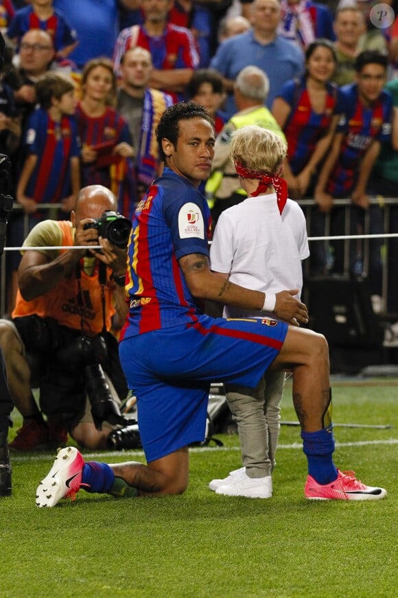 Neymar et son fils avec son fils Davi Lucca après la victoire du FC Barcelone contre le Deportivo Alavés, à Madrid, le 27 mai 2017.