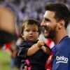 Lionel Messi et son fils Mateo après la victoire du FC Barcelone contre le Deportivo Alavés, à Madrid, le 27 mai 2017.