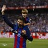 Gerard Pique et son fils Sasha après la victoire du FC Barcelone contre le Deportivo Alavés, à Madrid, le 27 mai 2017.