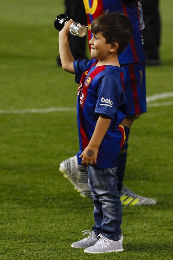 Thiago Messi après la victoire du FC Barcelone contre le Deportivo Alavés, à Madrid, le 27 mai 2017.