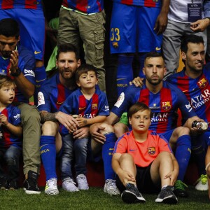 Lionel Messi et son fils Thiago après la victoire du FC Barcelone contre le Deportivo Alavés, à Madrid, le 27 mai 2017.