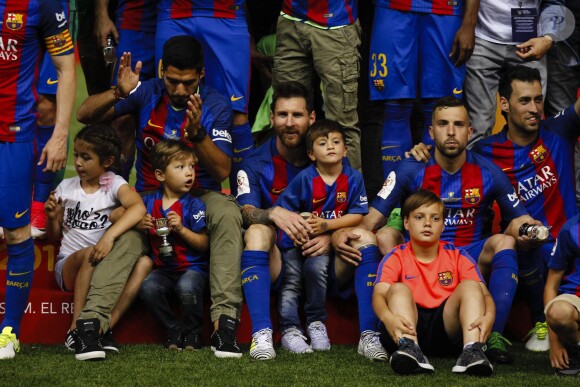 Lionel Messi et son fils Thiago après la victoire du FC Barcelone contre le Deportivo Alavés, à Madrid, le 27 mai 2017.