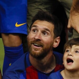 Lionel Messi et son fils Thiago après la victoire du FC Barcelone contre le Deportivo Alavés, à Madrid, le 27 mai 2017.