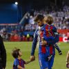 Gerard Pique avec ses enfants Milan et Sasha après la victoire du FC Barcelone contre le Deportivo Alavés, à Madrid, le 27 mai 2017.