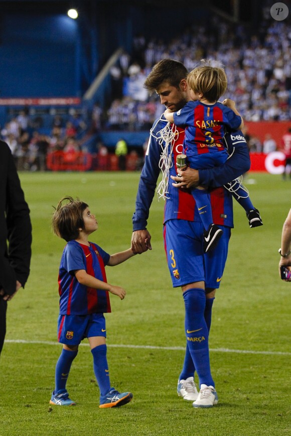 Gerard Pique avec ses enfants Milan et Sasha après la victoire du FC Barcelone contre le Deportivo Alavés, à Madrid, le 27 mai 2017.