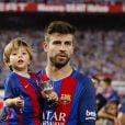 Gerard Pique et son fils Sasha après la victoire du FC Barcelone contre le Deportivo Alavés, à Madrid, le 27 mai 2017.