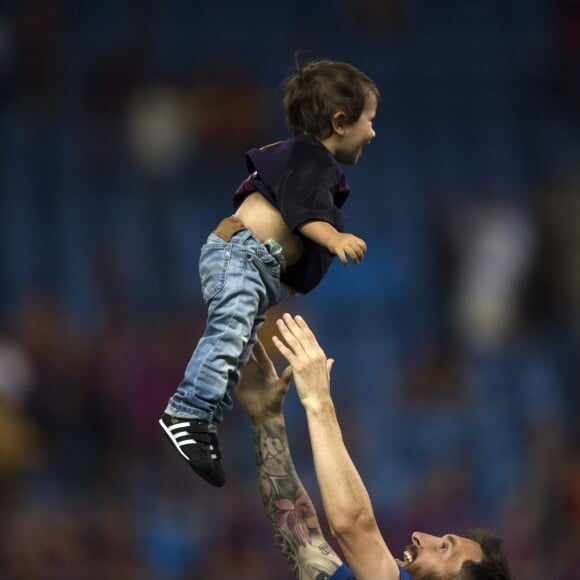 Lionel Messi et son fils Mateo après la victoire du FC Barcelone contre le Deportivo Alavés, à Madrid, le 27 mai 2017.