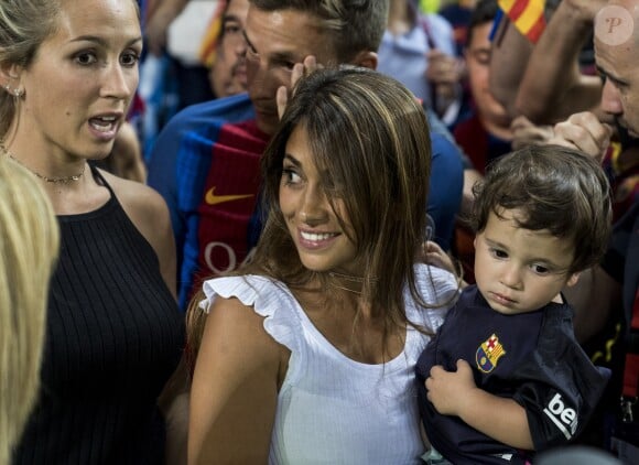 Antonella Rocuzzo ( fiancée de Lionel Messi) et son fils Mateo après la victoire du FC Barcelone contre le Deportivo Alavés, à Madrid, le 27 mai 2017.