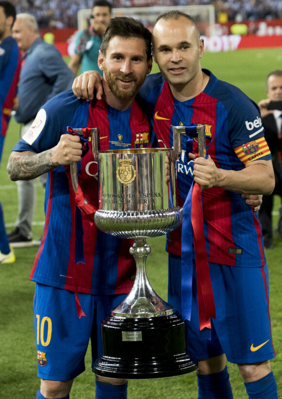 Lionel Messi et Andres Iniesta après la victoire du FC Barcelone contre le Deportivo Alavés, à Madrid, le 27 mai 2017.
