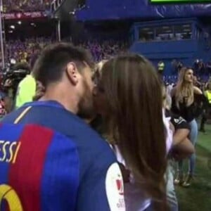 Lionel Messi et sa fiancée Antonella Roccuzzo partagent un baiser après la victoire du FC Barcelone contre le Deportivo Alavés, à Madrid, le 27 mai 2017.