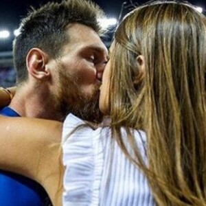 Lionel Messi et sa fiancée Antonella Roccuzzo partagent un baiser après la victoire du FC Barcelone contre le Deportivo Alavés, à Madrid, le 27 mai 2017.