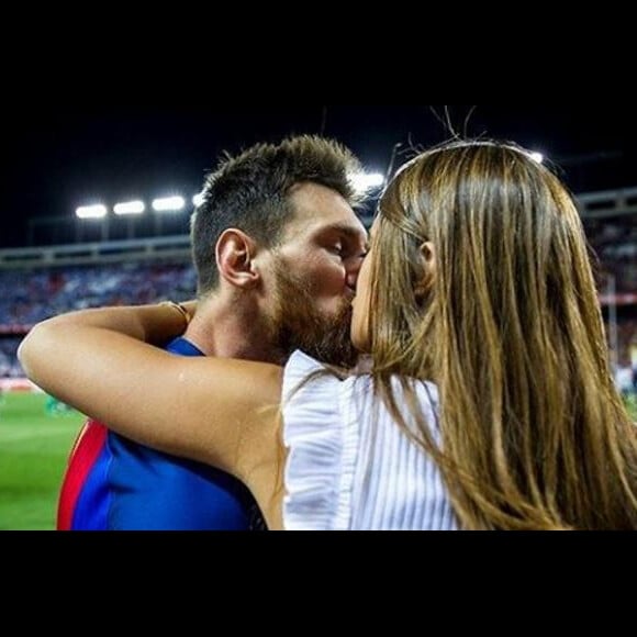 Lionel Messi et sa fiancée Antonella Roccuzzo partagent un baiser après la victoire du FC Barcelone contre le Deportivo Alavés, à Madrid, le 27 mai 2017.