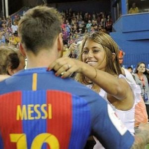 Lionel Messi et sa fiancée Antonella Roccuzzo partagent un baiser après la victoire du FC Barcelone contre le Deportivo Alavés, à Madrid, le 27 mai 2017.