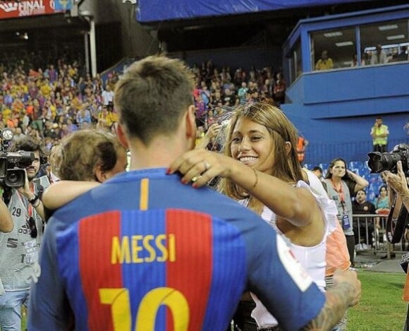 Lionel Messi et sa fiancée Antonella Roccuzzo partagent un baiser après la victoire du FC Barcelone contre le Deportivo Alavés, à Madrid, le 27 mai 2017.