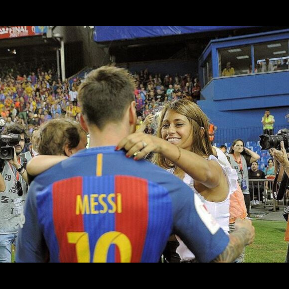 Lionel Messi et sa fiancée Antonella Roccuzzo partagent un baiser après la victoire du FC Barcelone contre le Deportivo Alavés, à Madrid, le 27 mai 2017.