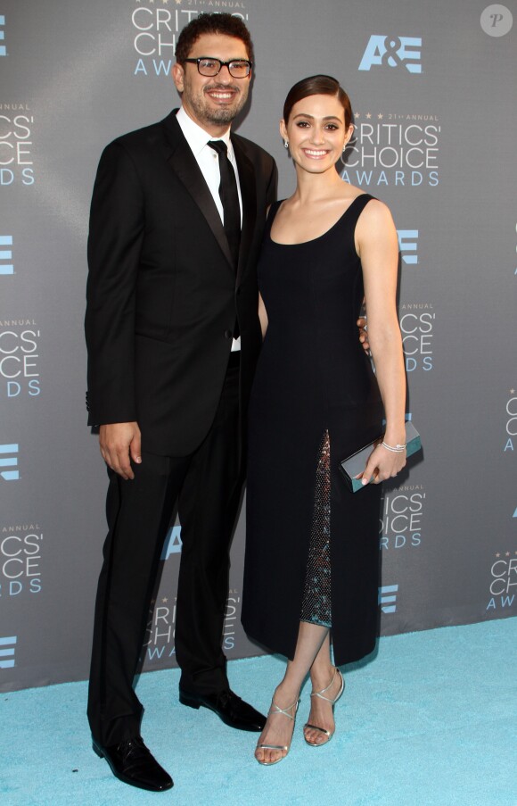 Emmy Rossum (robe Dior) et son fiancé Sam Esmail - Célébrités lors du 21ème gala annuel des "Critics' choice Awards" à Santa Monica le 17 janvier 2016.