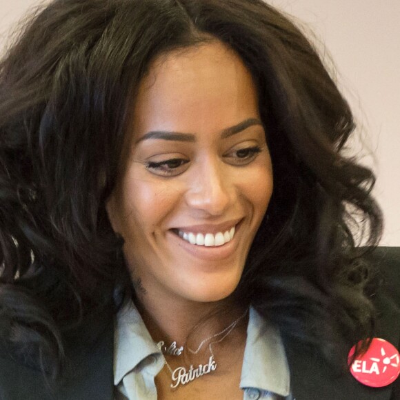 Exclusif - Amel Bent lors de la lecture de la dictée ELA à des élèves de la classe de 6ème au Collège Pablo Neruda à Aulnay-sous-Bois, France, le 17 octobre 2016 lors de la campagne nationale " Mets tes baskets et bats la maladie à l'école " © Cyril Moreau / Bestimage