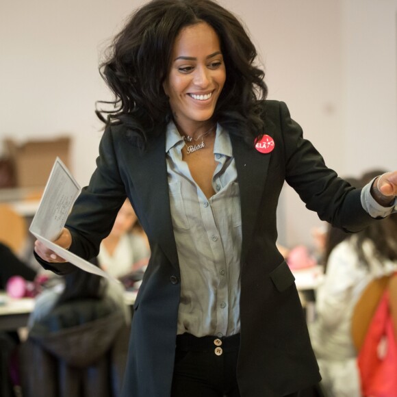 Exclusif - Amel Bent lors de la lecture de la dictée ELA à des élèves de la classe de 6ème au Collège Pablo Neruda à Aulnay-sous-Bois, France, le 17 octobre 2016 lors de la campagne nationale " Mets tes baskets et bats la maladie à l'école "© Cyril Moreau/Bestimage