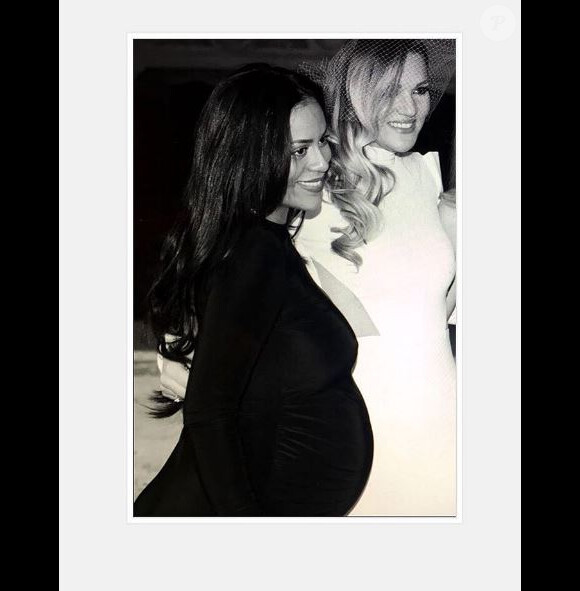 Amel Bent célèbre la fête des mères en publiant une photo d'elle enceinte sur Instagram le 28 mai 2017.