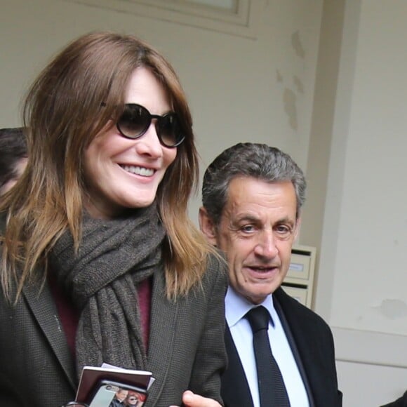 L'ancien président Nicolas Sarkozy et sa femme Carla Bruni-Sarkozy votent pour le second tour des élections présidentielles au lycée La Fontaine à Paris le 7 mai 2017.