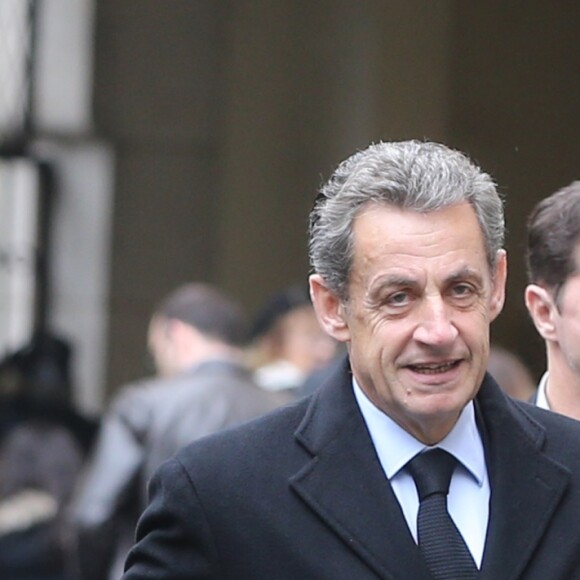 L'ancien président Nicolas Sarkozy et sa femme Carla Bruni-Sarkozy votent pour le second tour des élections présidentielles au lycée La Fontaine à Paris le 7 mai 2017.