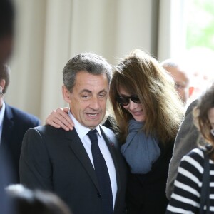 L'ancien président Nicolas Sarkozy et sa femme Carla Bruni-Sarkozy votent pour le premier tour des élections présidentielles au lycée La Fontaine à Paris le 23 avril 2017.