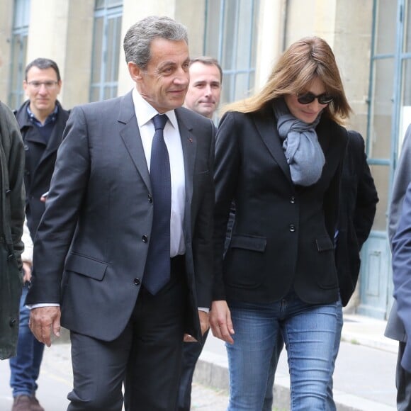 L'ancien président Nicolas Sarkozy et sa femme Carla Bruni-Sarkozy votent pour le premier tour des élections présidentielles au lycée La Fontaine à Paris le 23 avril 2017.