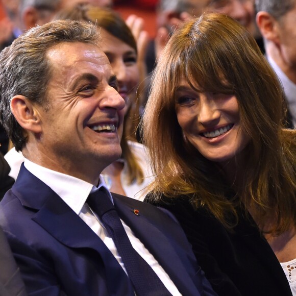 Nicolas Sarkozy et sa femme Carla Bruni-Sarkozy très complices lors d'un meeting à Marseille - Nicolas Sarkozy, l'ancien président de la république française, en meeting à la salle Vallier à Marseille pour la campagne des primaires des Républicains en vue de l'élection présidentielle de 2017, le 27 octobre 2016. © Bruno Bebert/Bestimage