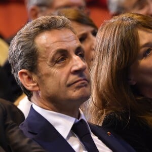 Nicolas Sarkozy et sa femme Carla Bruni-Sarkozy très complices lors d'un meeting à Marseille - Nicolas Sarkozy, l'ancien président de la république française, en meeting à la salle Vallier à Marseille pour la campagne des primaires des Républicains en vue de l'élection présidentielle de 2017, le 27 octobre 2016. © Bruno Bebert/Bestimage