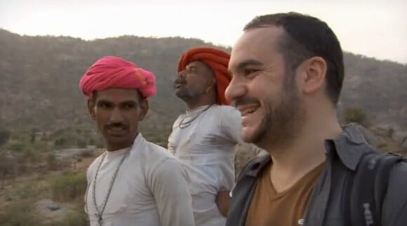 Frédéric Lopez et l'acteur François-Xavier Demaison dans l'émission Rendez-vous en terre inconnue, en Inde.
