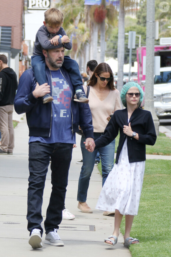 Ben Affleck et Jennifer Garner emmènent leurs enfants Violet, Seraphina et Samuel à l'église à Los Angeles, le 7 mai 2017