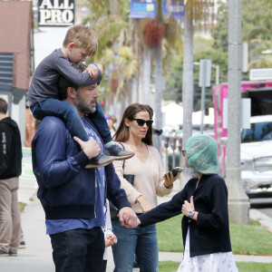 Ben Affleck et Jennifer Garner emmènent leurs enfants Violet, Seraphina et Samuel à l'église à Los Angeles, le 7 mai 2017