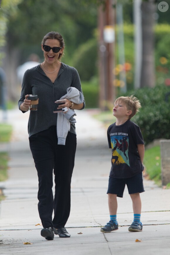 Jennifer Garner joue avec son fils Samuel à Los Angeles le 9 mai 2017.