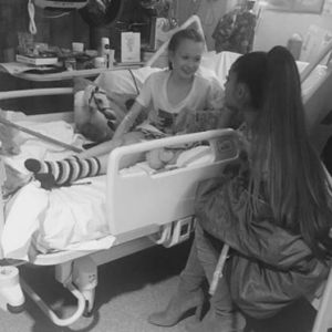 Ariana Grande rend visite à des fans hospitalisés à Manchester, le 2 juin 2017