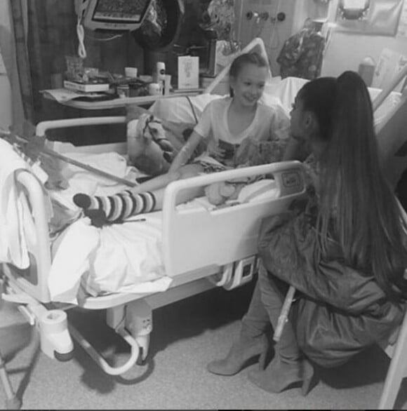 Ariana Grande rend visite à des fans hospitalisés à Manchester, le 2 juin 2017