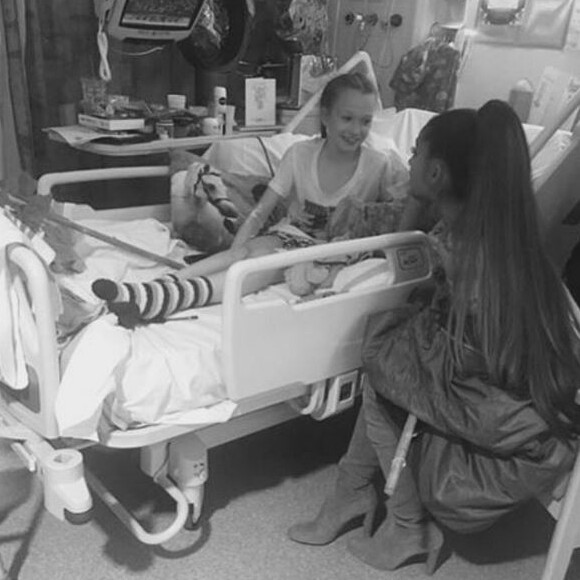 Ariana Grande rend visite à des fans hospitalisés à Manchester, le 2 juin 2017