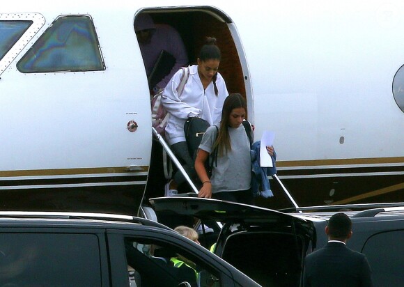 Ariana Grande arrive à l'aéroport Stansted, le 2 juin 2017