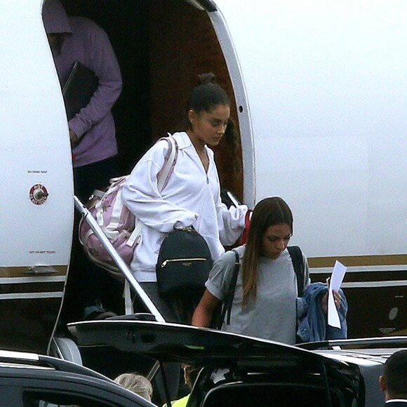 Ariana Grande arrive à l'aéroport Stansted, le 2 juin 2017