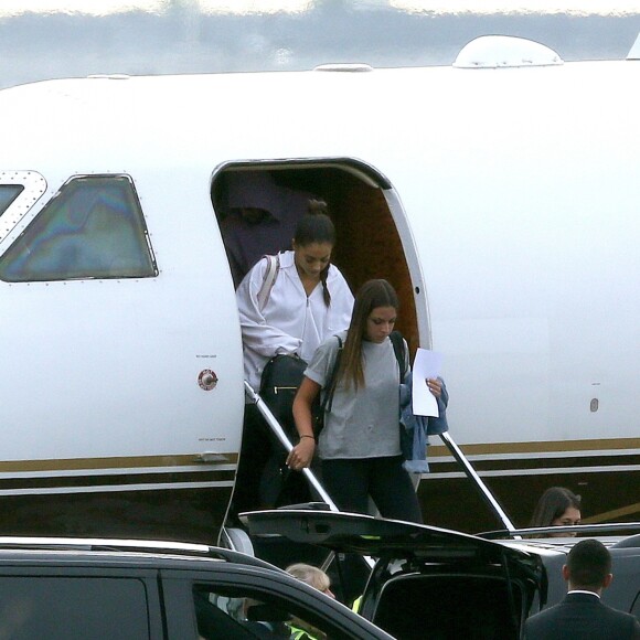 Ariana Grande arrive à l'aéroport Stansted, le 2 juin 2017