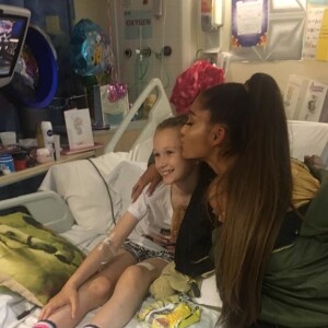 Ariana Grande rend visite à une de ses fans à l'hôpital à Manchester, le 2 juin 2017